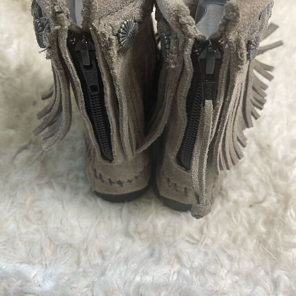 Minnetonka Hi Top Back Zip Boot Grey Suede with fringe accent SZ7 - Picture 4 of 10